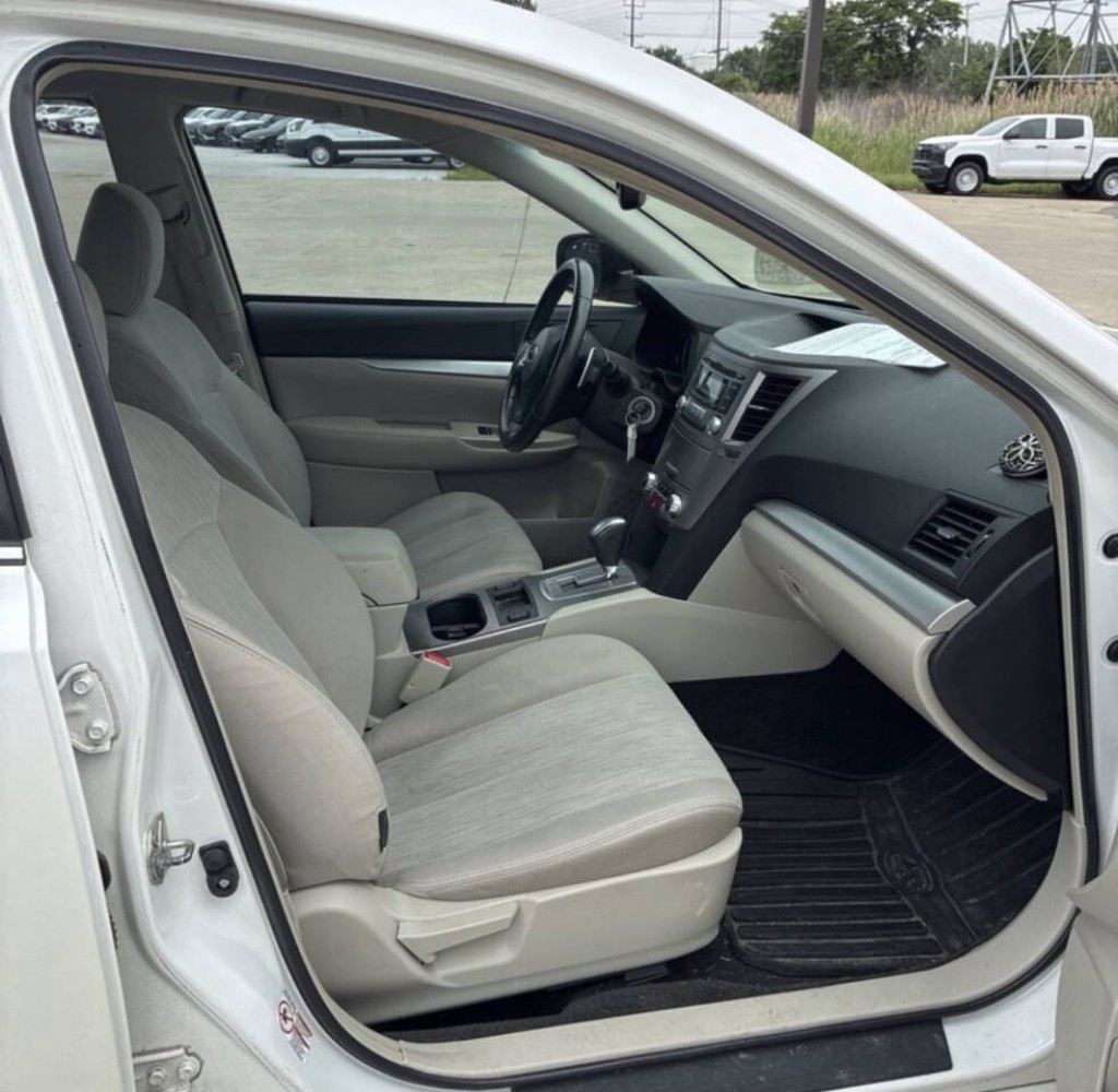 2013 Subaru Legacy Image 10