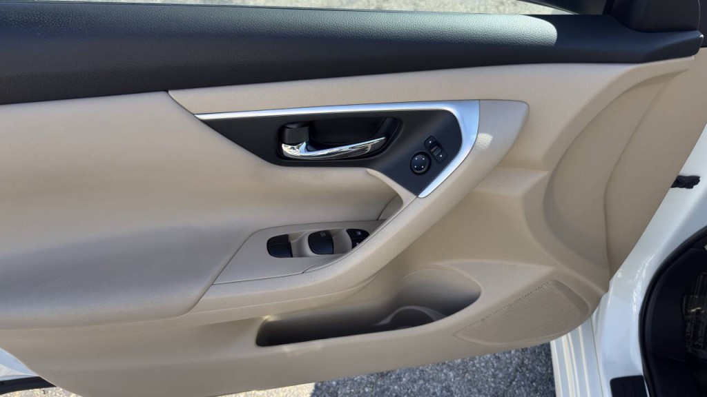 2016 Nissan Altima Image 10