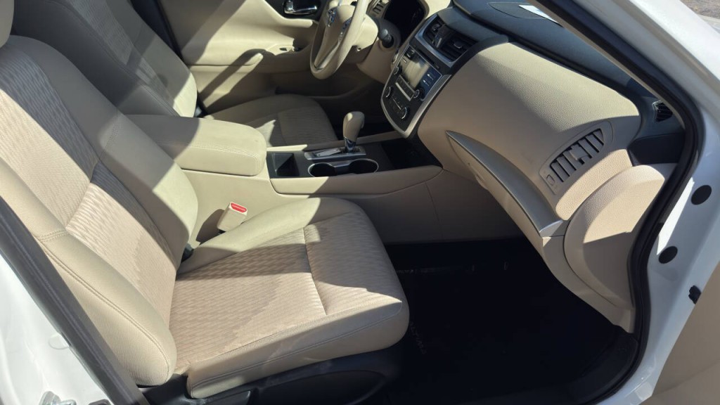 2016 Nissan Altima Image 16