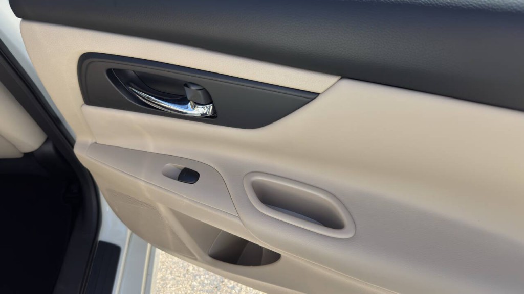 2016 Nissan Altima Image 18