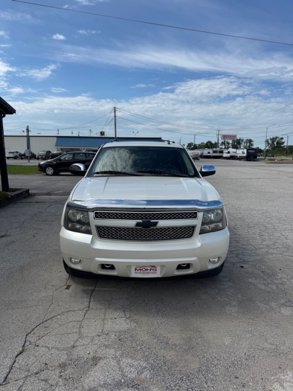 2011 Chevrolet Suburban Image 2