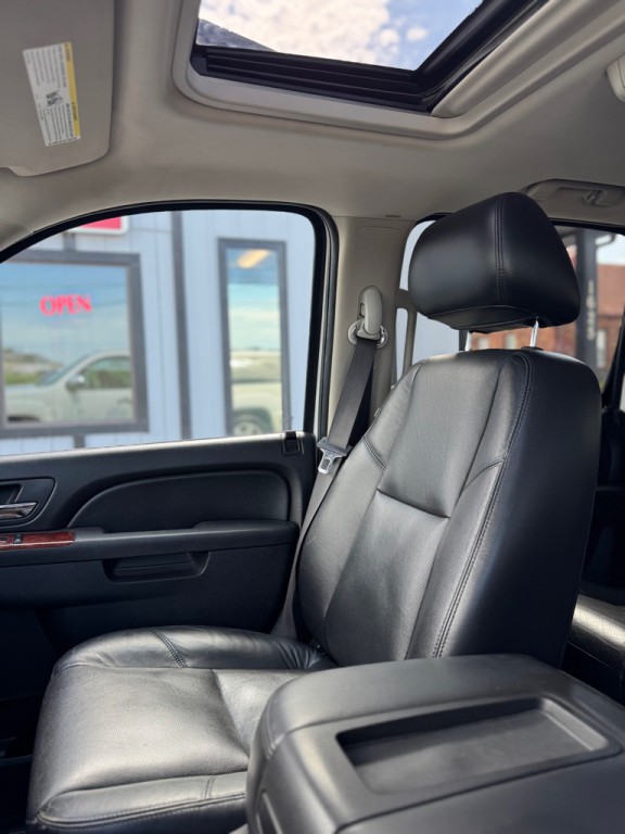 2011 Chevrolet Suburban Image 12