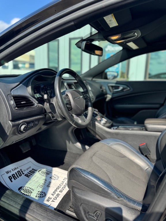 2016 Chrysler 200 Image 8