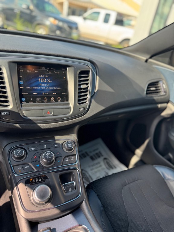 2016 Chrysler 200 Image 10
