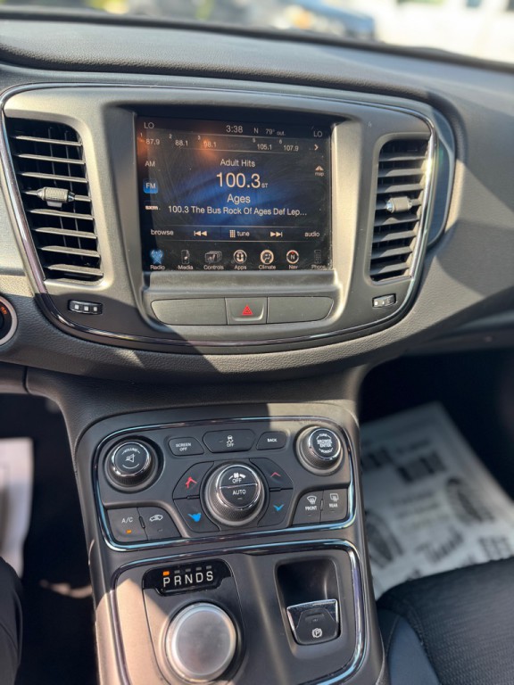 2016 Chrysler 200 Image 11