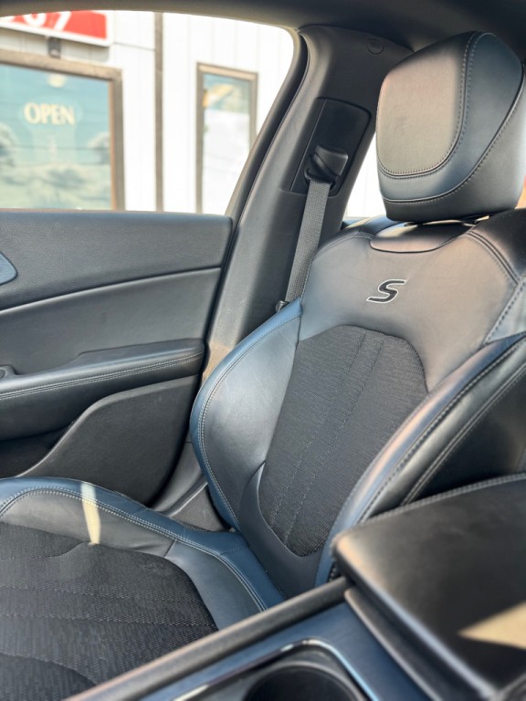 2016 Chrysler 200 Image 14