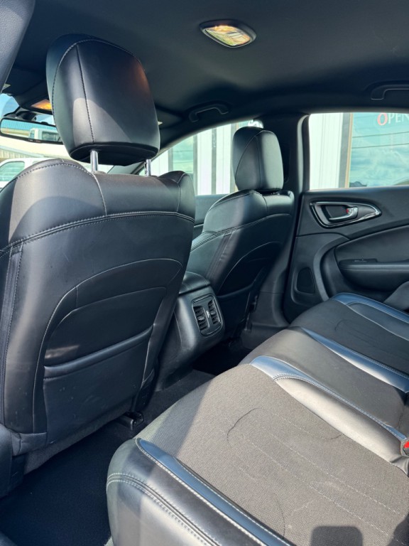 2016 Chrysler 200 Image 17