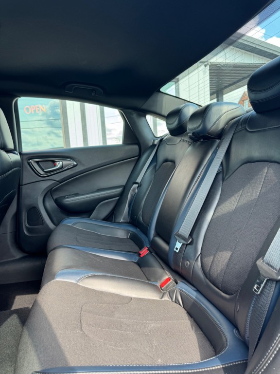 2016 Chrysler 200 Image 18