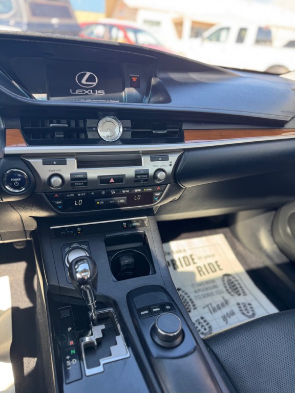 2015 Lexus ES Image 11