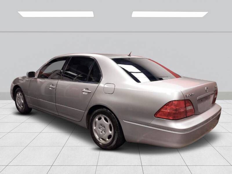 2001 Lexus LS Image 3