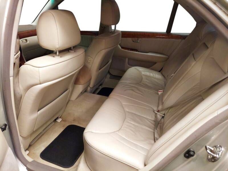 2001 Lexus LS Image 4