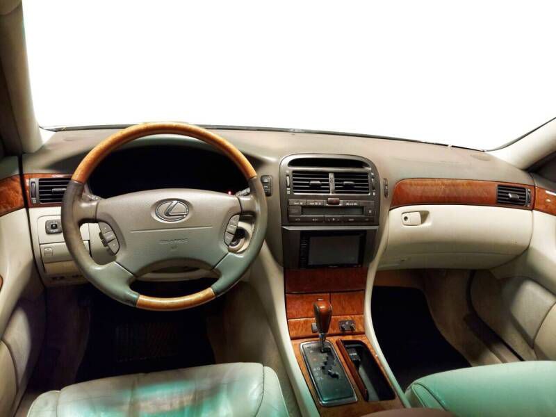 2001 Lexus LS Image 9