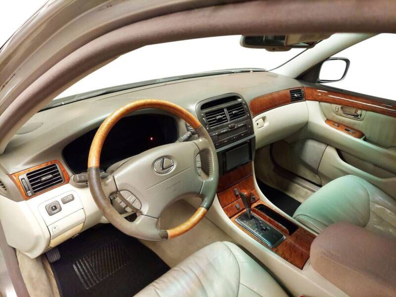 2001 Lexus LS Image 8