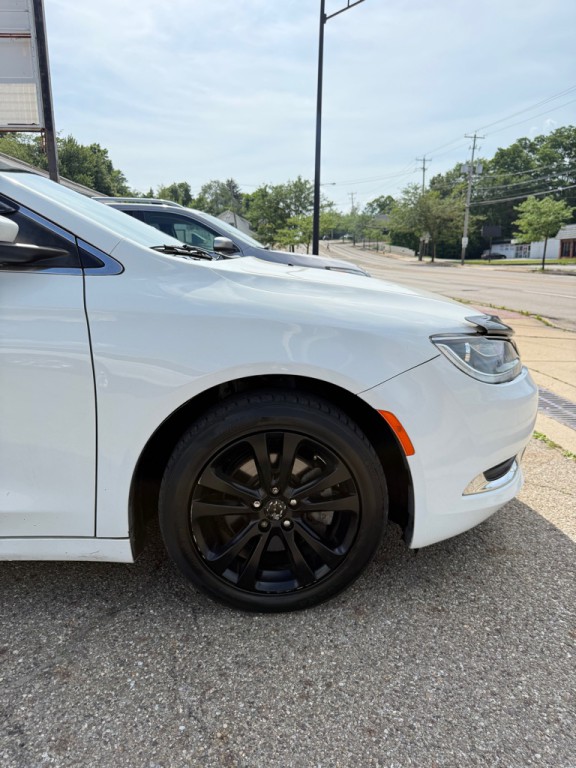 2015 Chrysler 200 Image 4