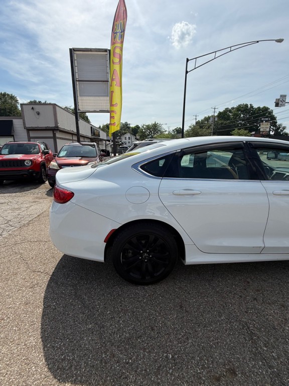 2015 Chrysler 200 Image 6