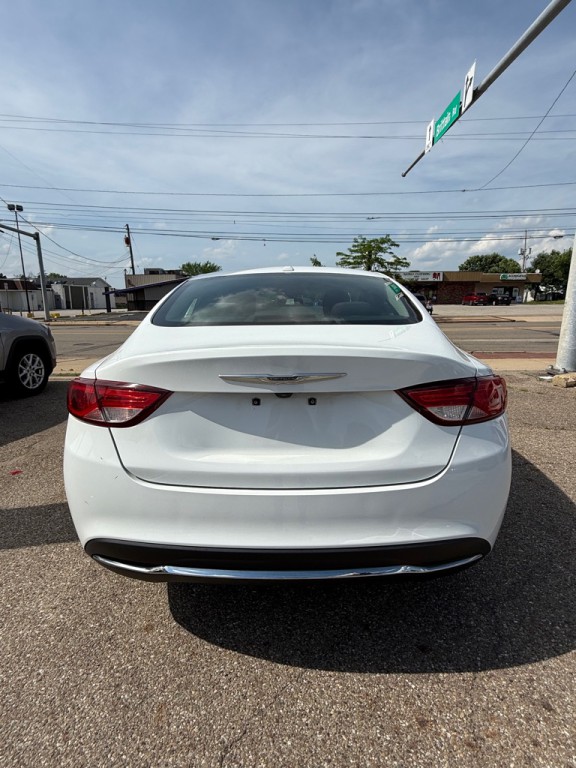 2015 Chrysler 200 Image 8