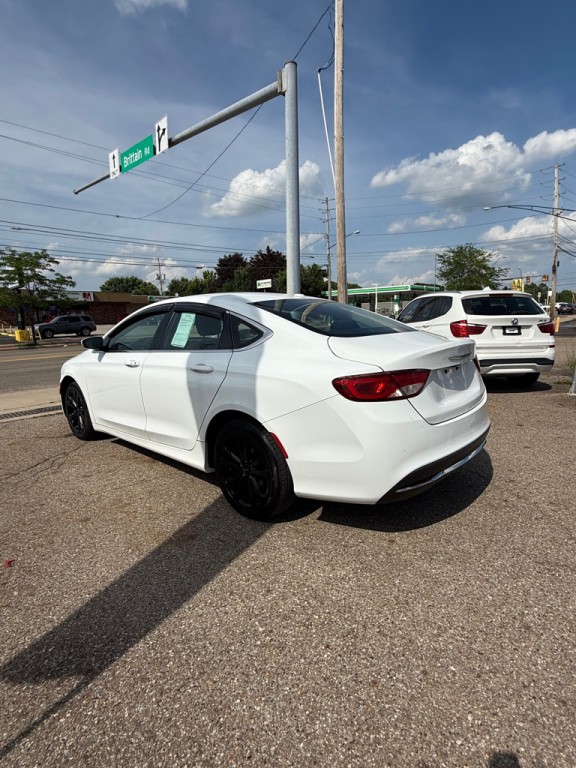 2015 Chrysler 200 Image 9