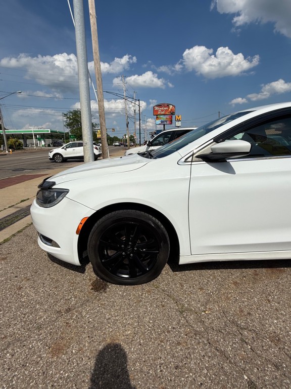 2015 Chrysler 200 Image 12