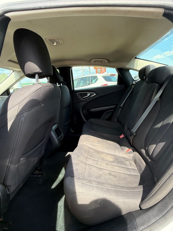 2015 Chrysler 200 Image 14