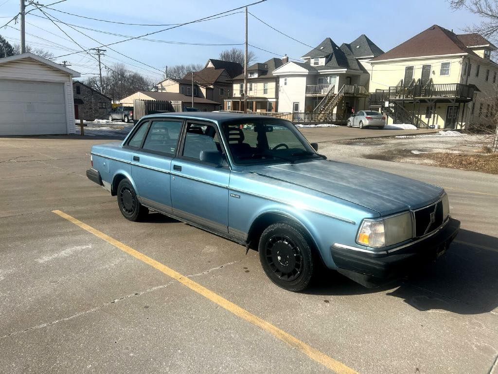 1993 Volvo 240 Image 2