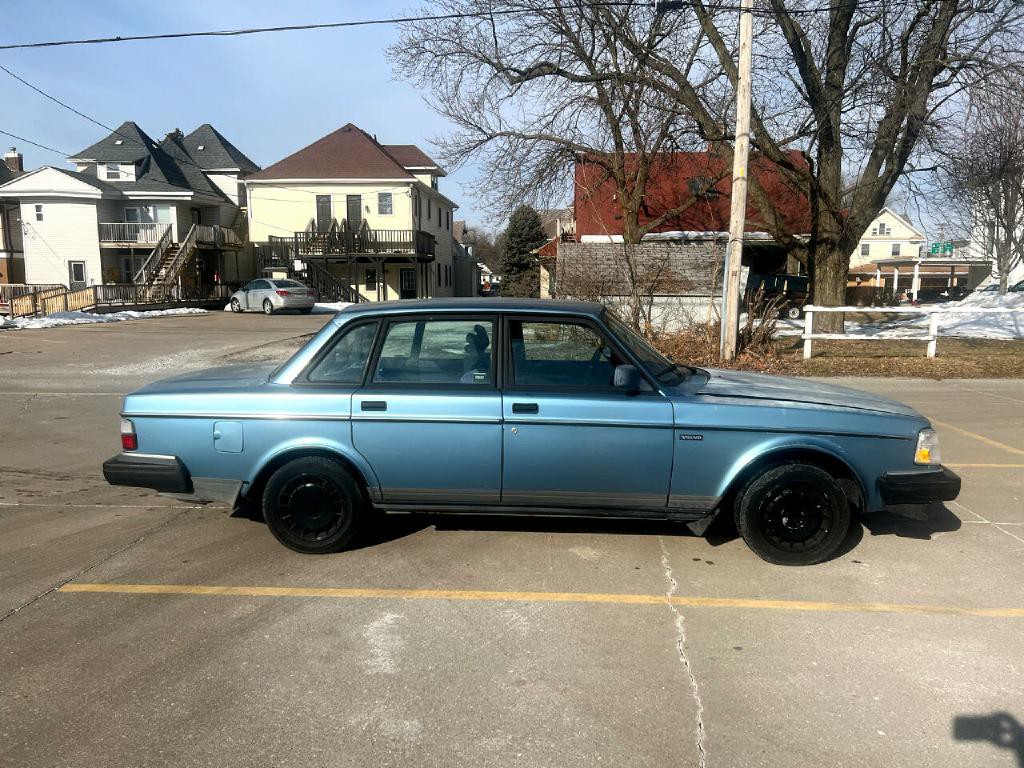 1993 Volvo 240 Image 3