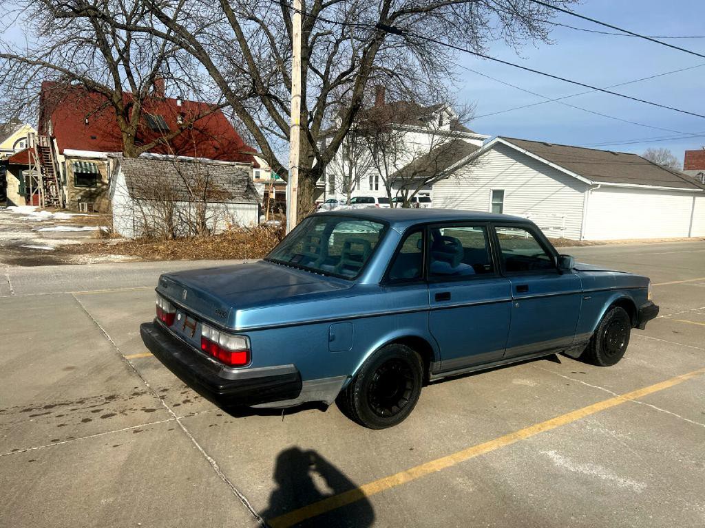 1993 Volvo 240 Image 4