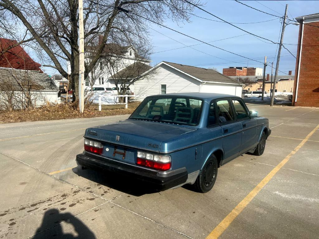 1993 Volvo 240 Image 5