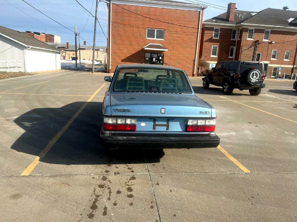 1993 Volvo 240 Image 6
