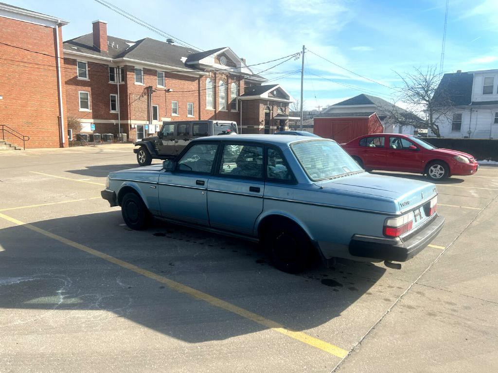 1993 Volvo 240 Image 7