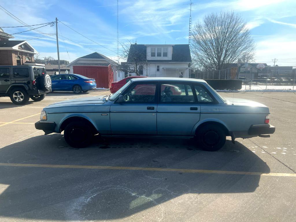1993 Volvo 240 Image 8