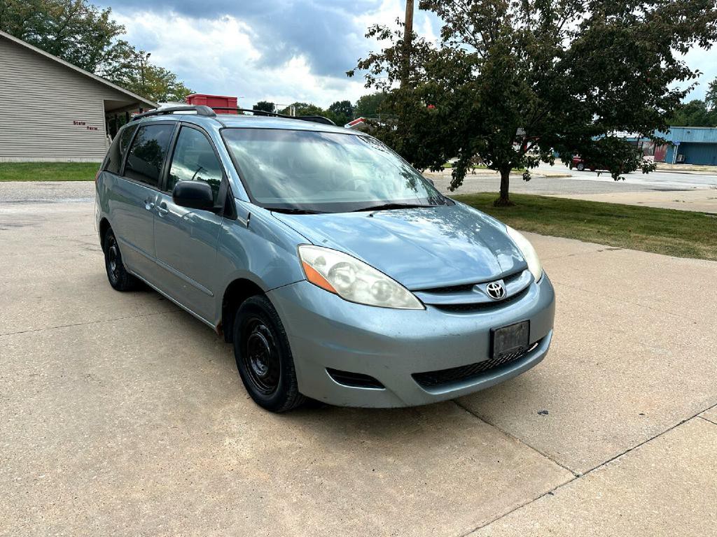 2008 Toyota Sienna Image 2