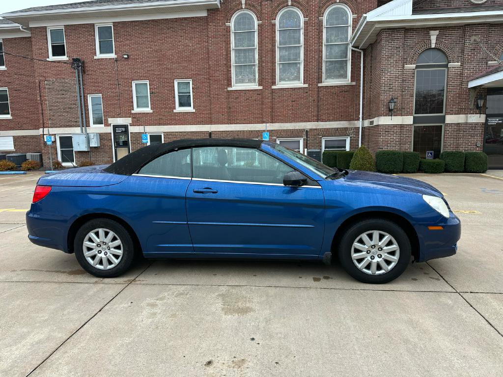 2010 Chrysler Sebring Image 4