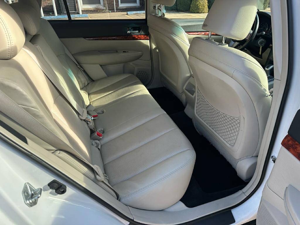 2010 Subaru Outback Image 14