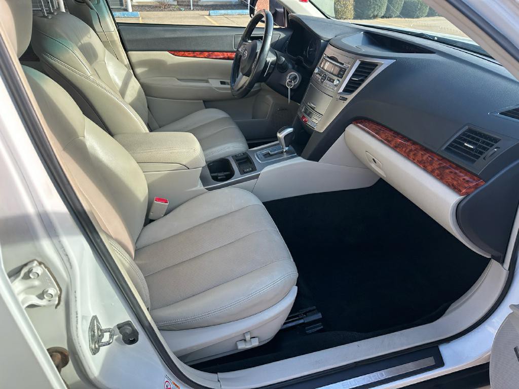 2010 Subaru Outback Image 16