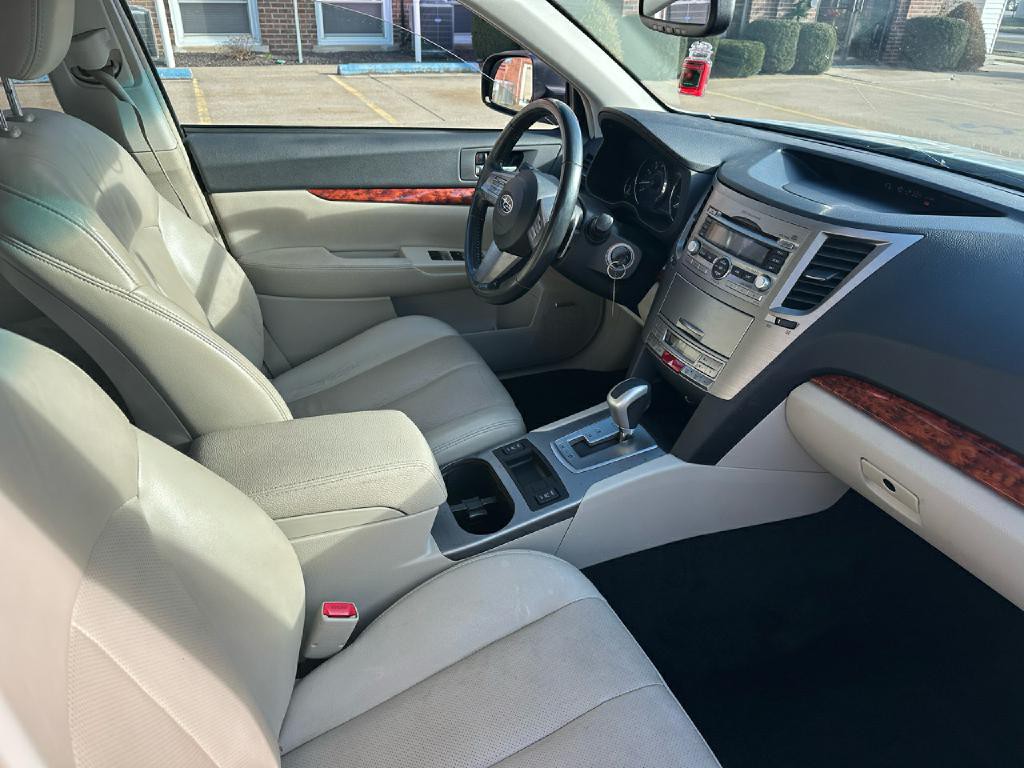2010 Subaru Outback Image 17