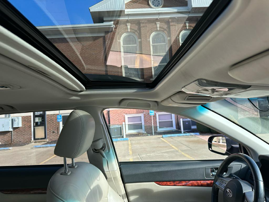 2010 Subaru Outback Image 18