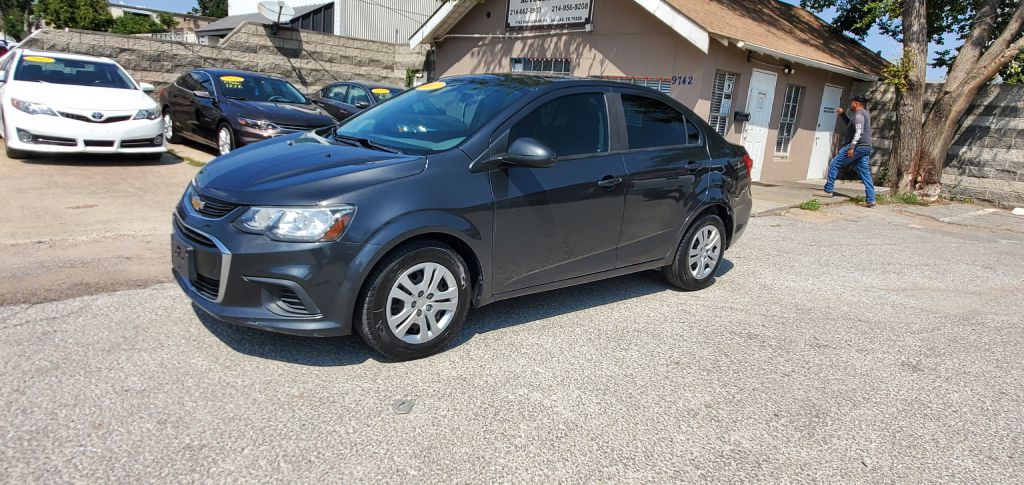 2017 Chevrolet Sonic Image 2