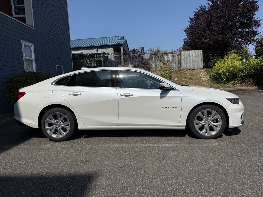 2017 Chevrolet Malibu Image 2