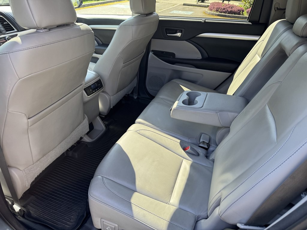 2017 Toyota Highlander Image 17