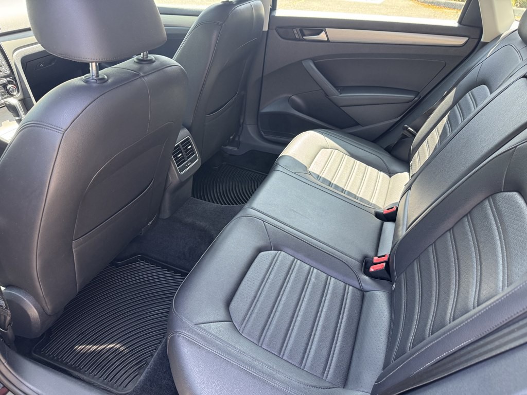 2015 Volkswagen Passat Image 17