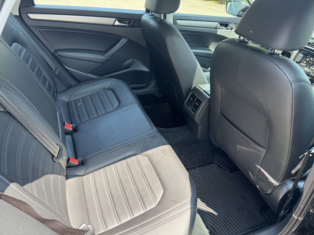 2015 Volkswagen Passat Image 18