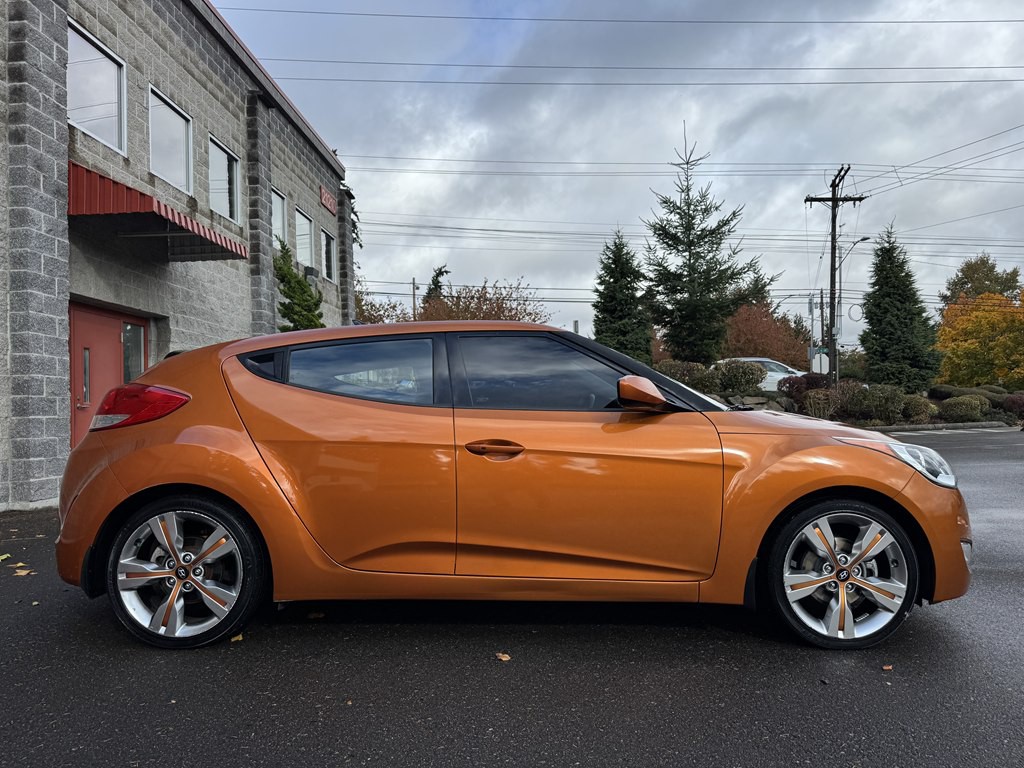 2013 Hyundai Veloster Image 2