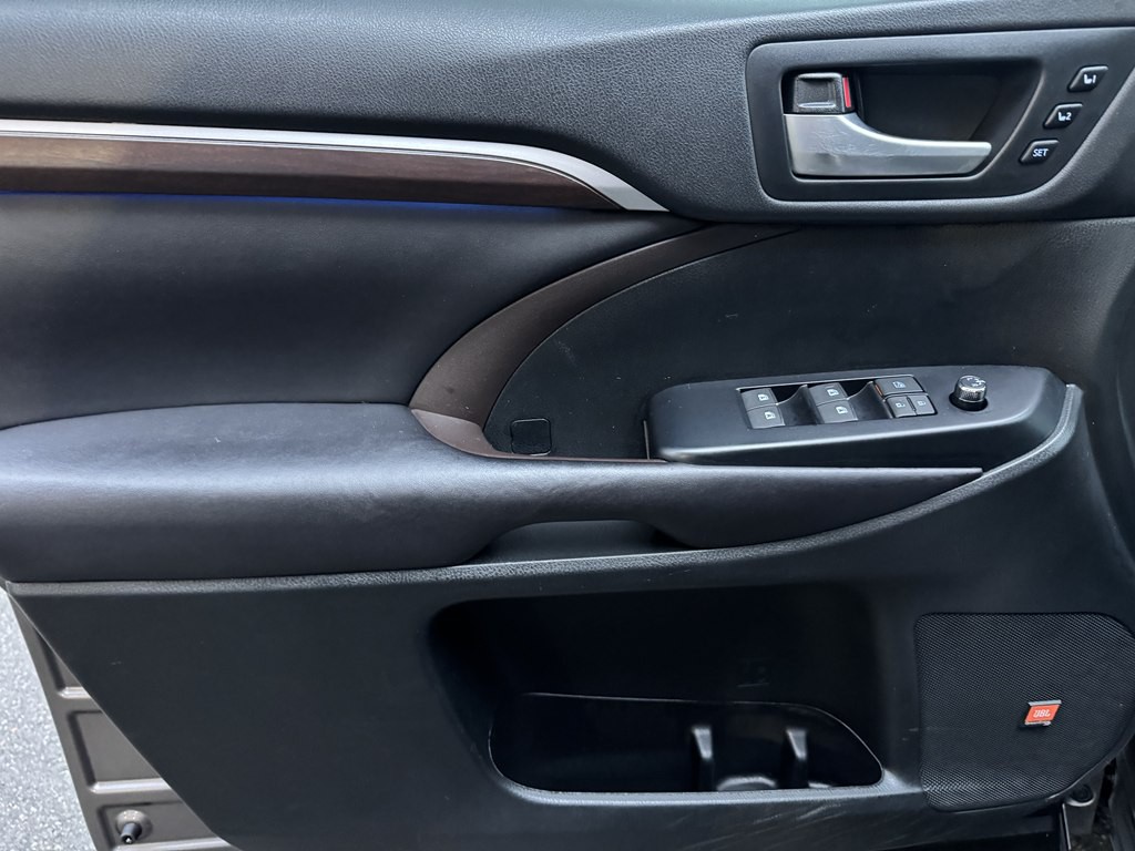 2016 Toyota Highlander Image 27