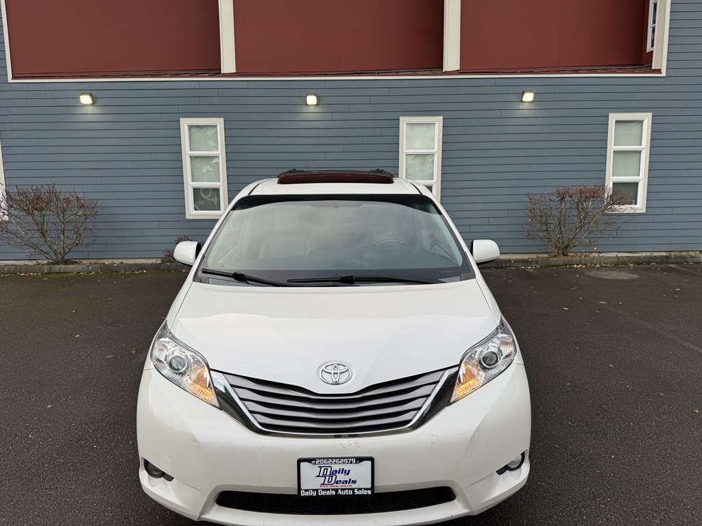 2015 Toyota Sienna Image 12
