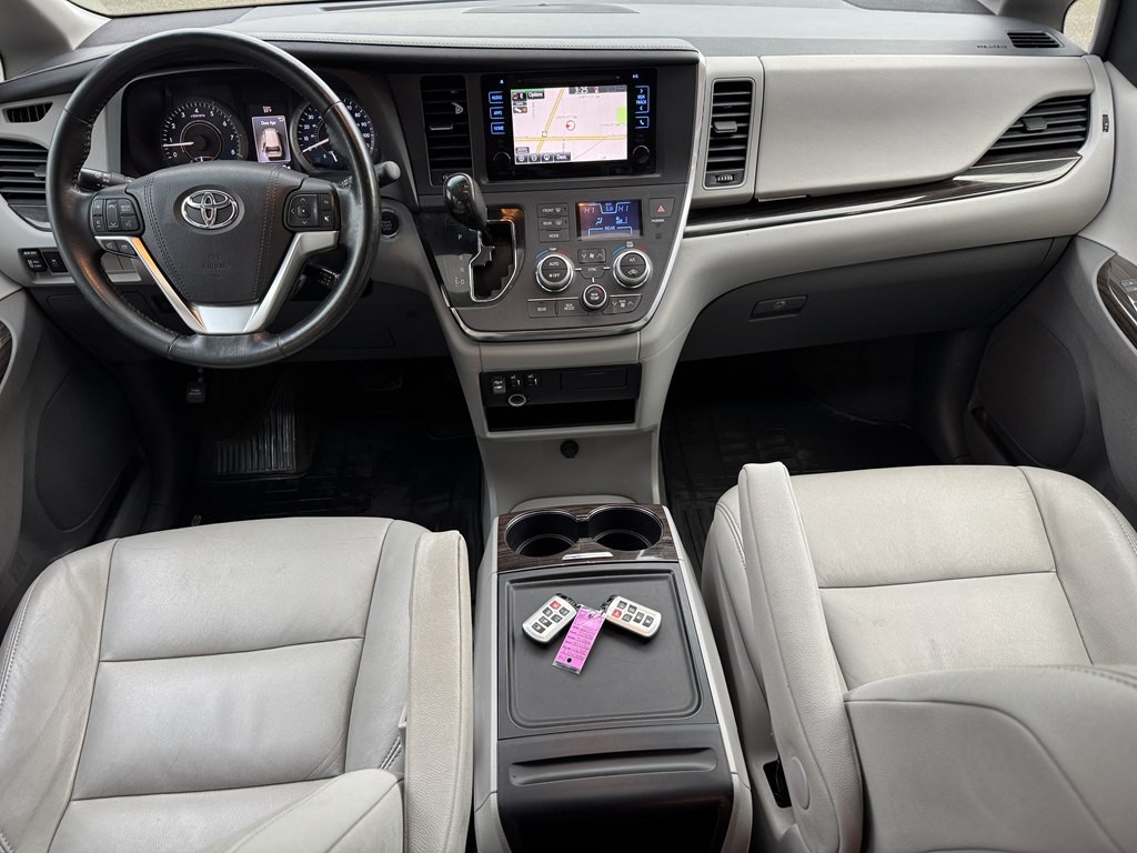 2015 Toyota Sienna Image 13