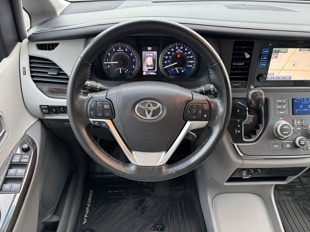 2015 Toyota Sienna Image 14
