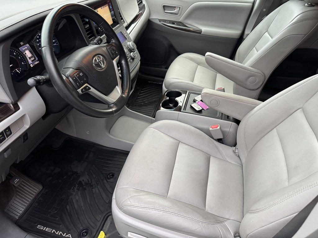 2015 Toyota Sienna Image 15