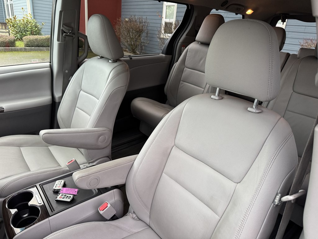 2015 Toyota Sienna Image 16