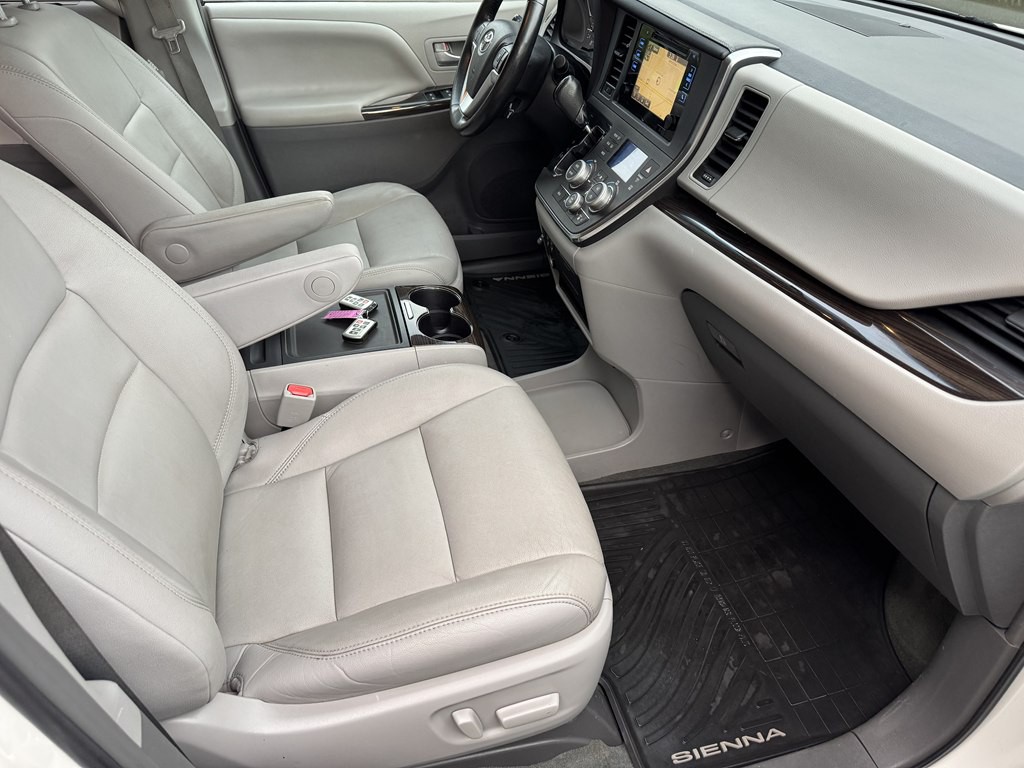 2015 Toyota Sienna Image 17