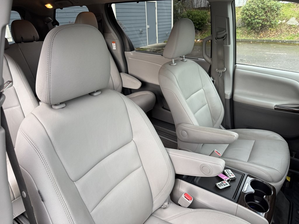 2015 Toyota Sienna Image 18